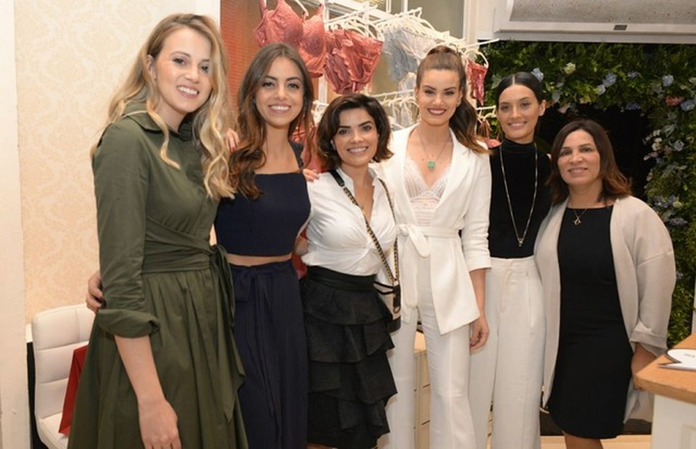 Camila Queiroz Re Ne As Irm S E Amigas Em Ch De Lingerie