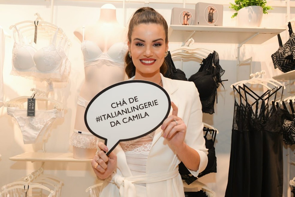 Camila Queiroz reúne as irmãs e amigas em chá de lingerie