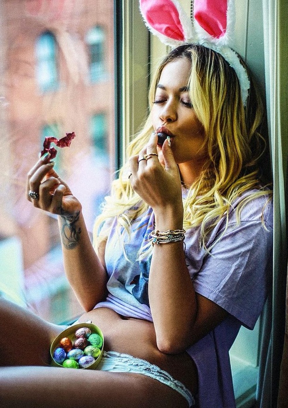 P Scoa Sexy Rita Ora E Emily Ratajkowski Compartilham Fotos De Lingerie Para Celebrar A Data