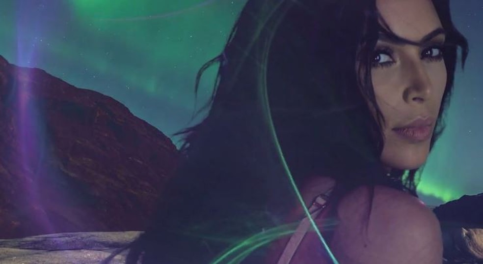 Kim Kardashian sensualiza de lingerie em vídeo inédito pós assalto