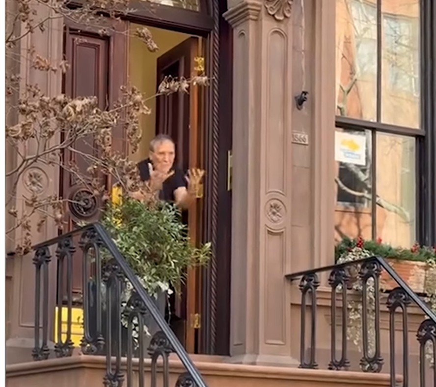 Morador De Apartamento Ic Nico De Sex And The City Surge Irritado Turistas Em V Deo Viral