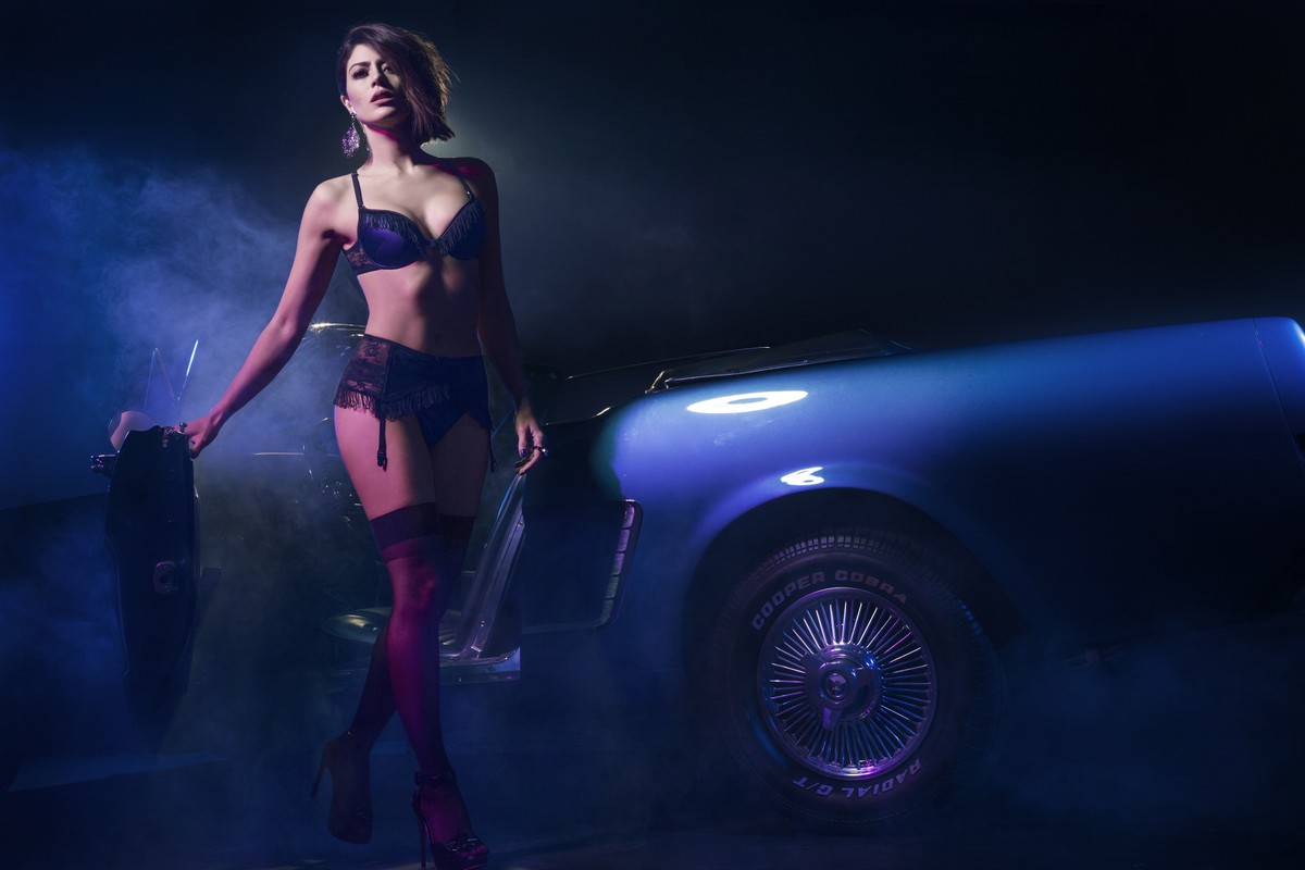 Carol Castro Exibe A Boa Forma Para Campanha De Lingerie