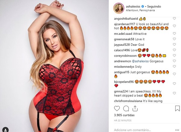 Ashley Alexiss Posa Sensual De Espartilho Vermelho E Lingerie