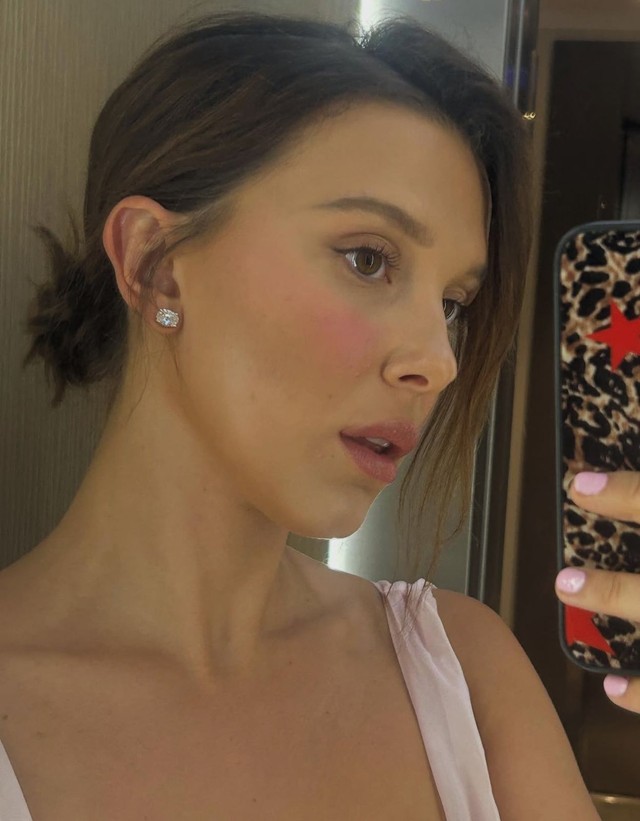 Millie Bobby Brown Posa De Lingerie Em Selfie No Espelho