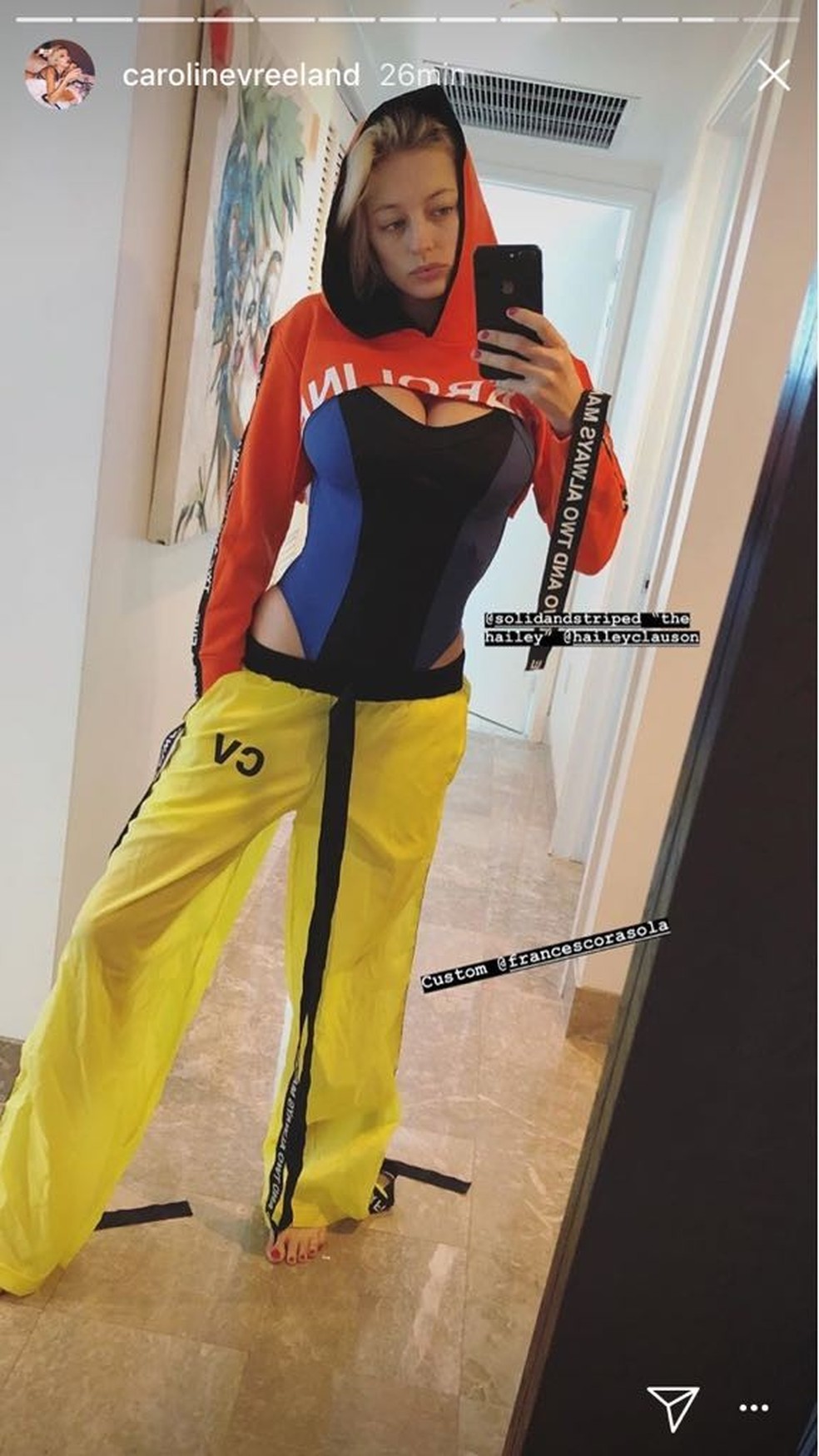 De Lingerie Caroline Vreeland Come Baguete Usando Decot O