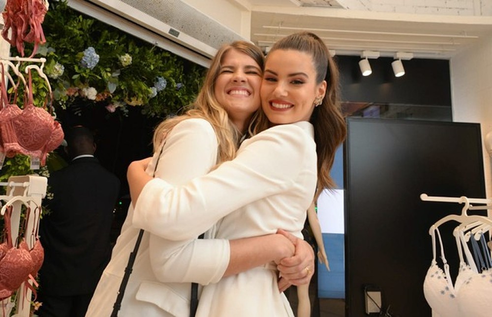 Camila Queiroz reúne as irmãs e amigas em chá de lingerie