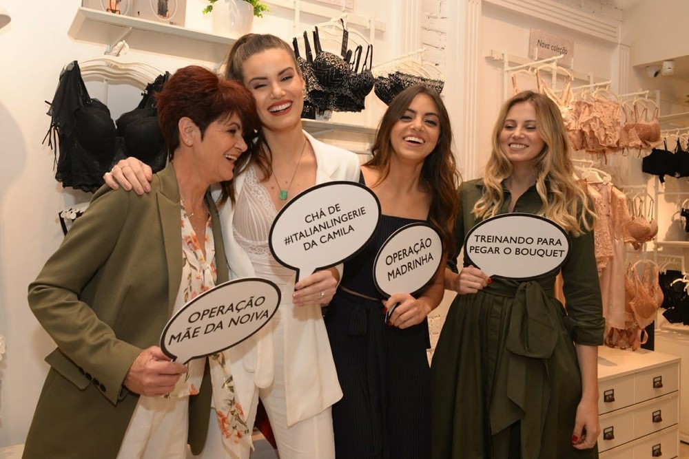 Camila Queiroz Re Ne As Irm S E Amigas Em Ch De Lingerie