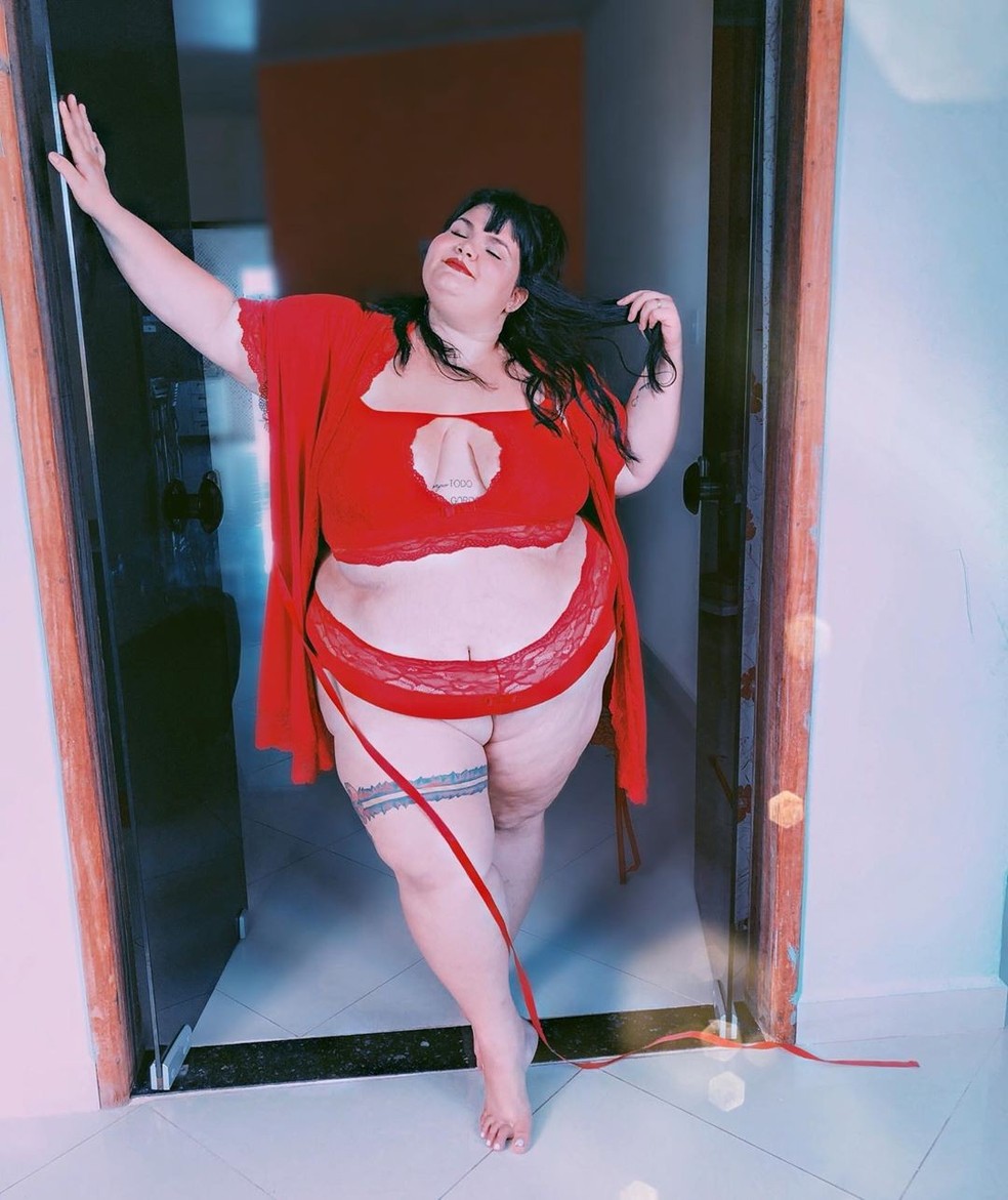 Thais Carla Posa Empoderada Lingerie De Renda Vermelha E Inspira