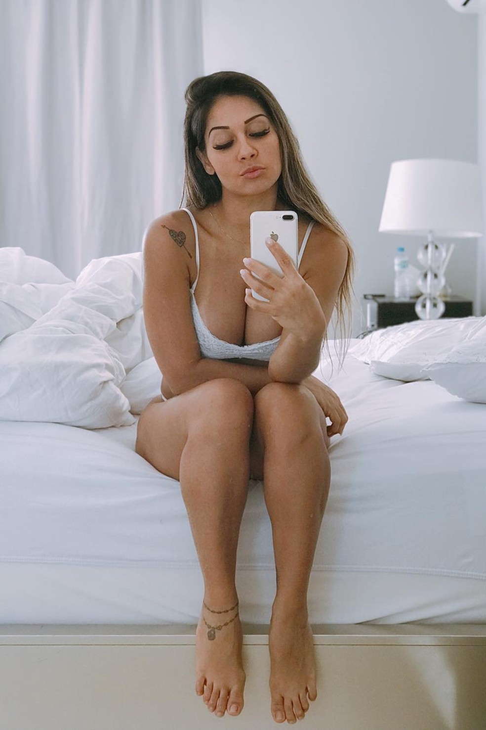 De lingerie Mayra Cardi faz reflexão matinal Celebridades Vogue