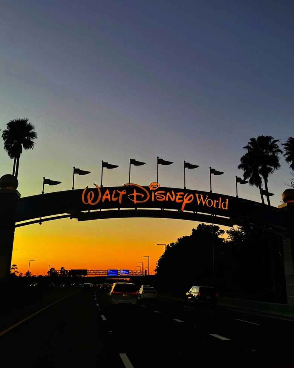 Marcus Buaiz abre álbum de fotos com Isis Valverde e filhos na Disney