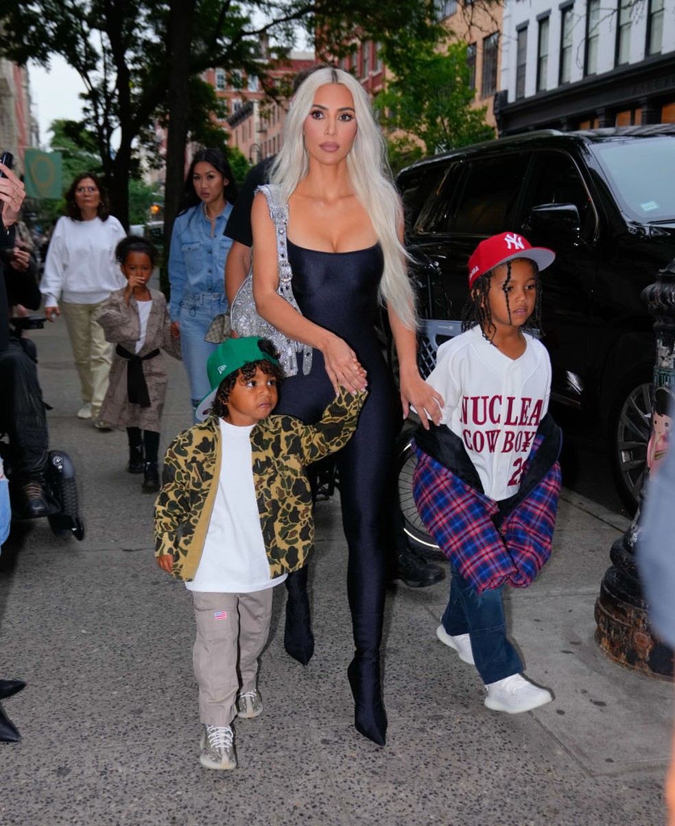 Kim Kardashian indo jantar com seus filhos, Psalm e Saint, em NY, 2022 — Foto: Getty Images