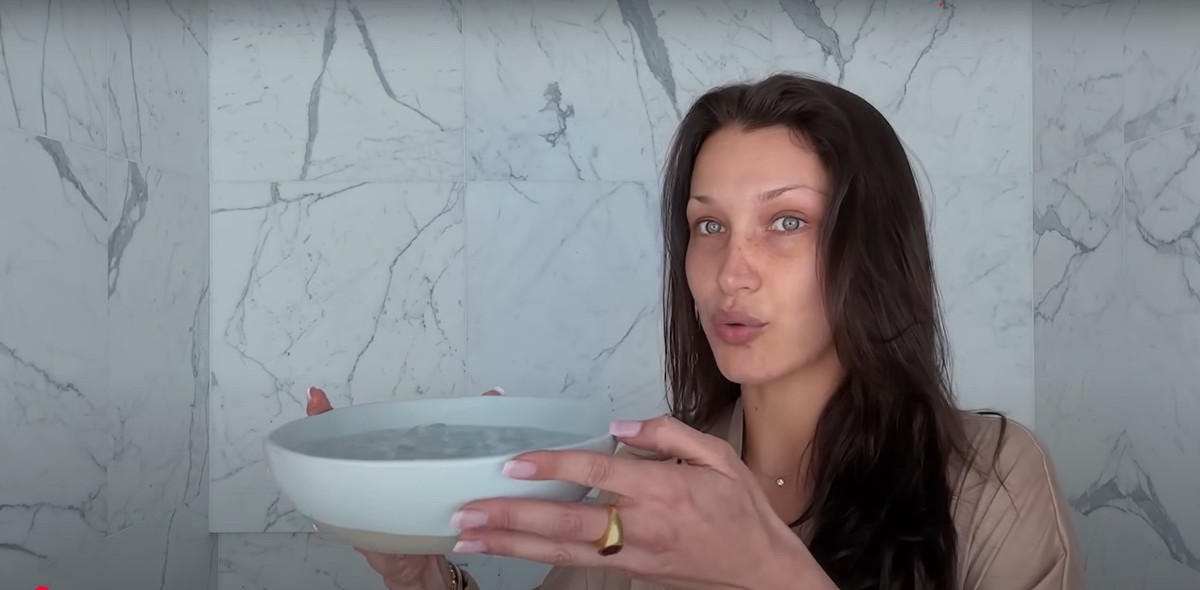 Mergulhar o rosto em uma tigela com gelo é o truque de skincare favorito das celebridades