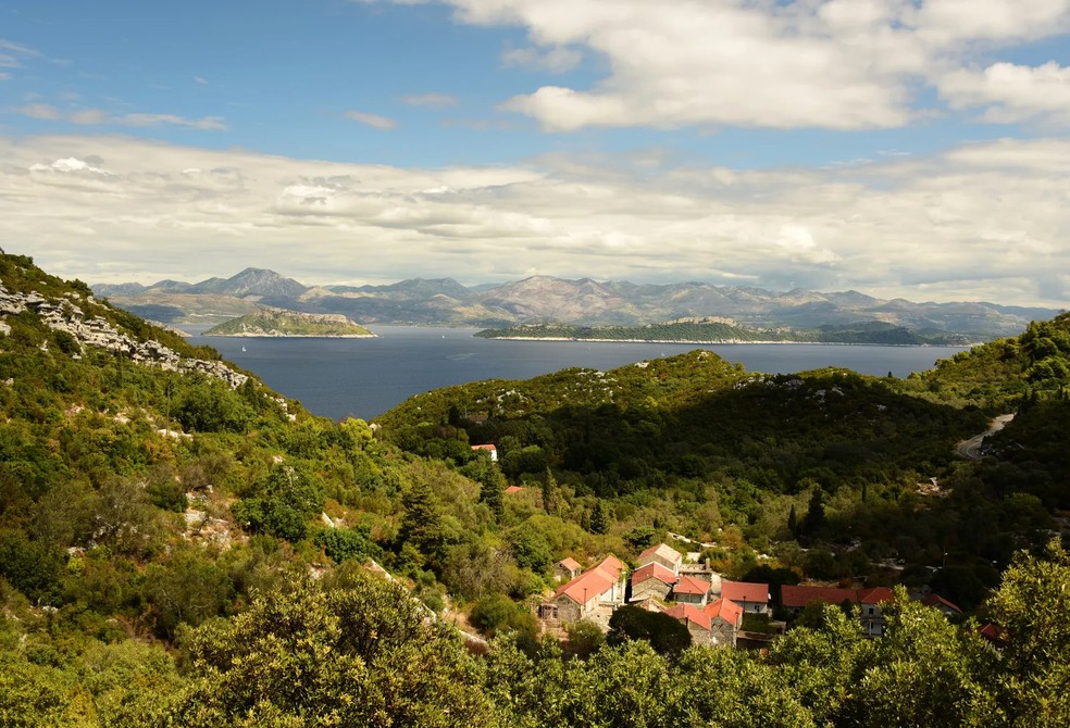 Vista da Baía de Kozarica na Península de Pelješac — Foto: Getty Images