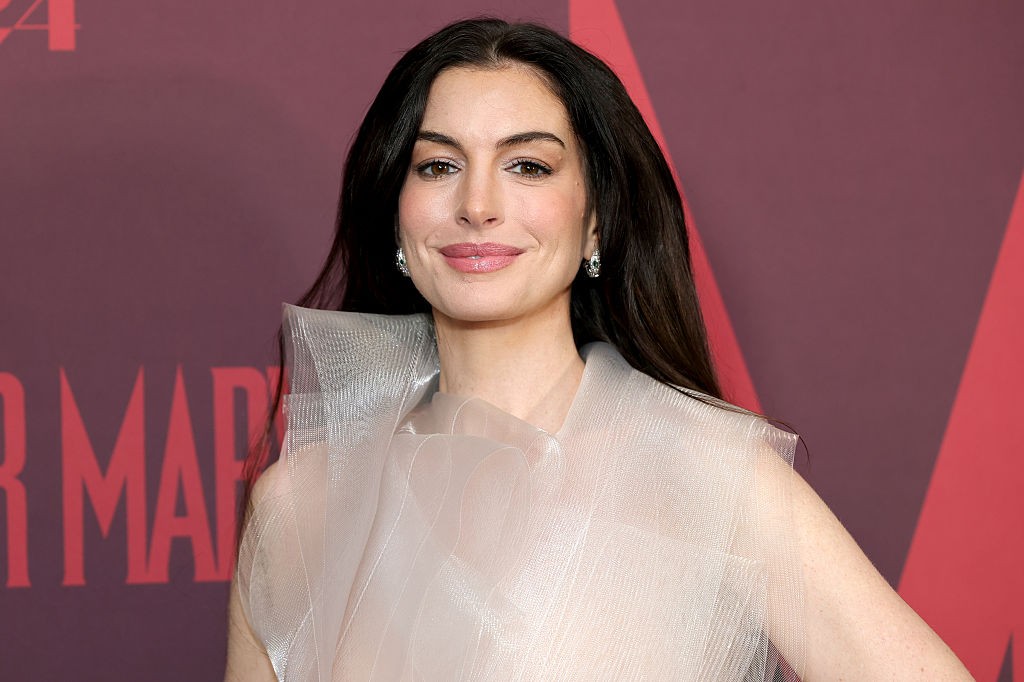 Anne Hathaway revela que viveu uma década com visão comprometida e detalha cirurgia ocular realizada aos 40 anos