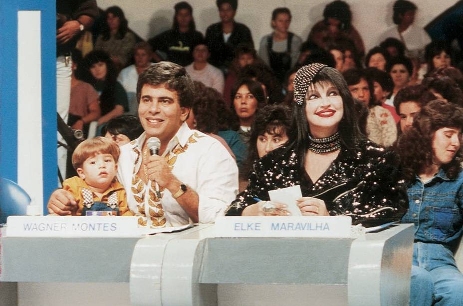 Wagner Montes e Elke Maravilha como jurados no programa "Show de Calouros", do SBT em 1994 