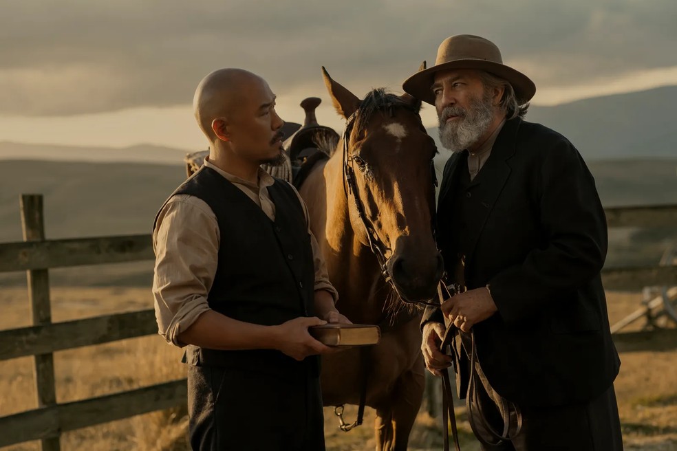 Hoon Lee como Lee e Ciarán Hinds como Samuel Hamilton em A Leste do Éden — Foto: Netflix