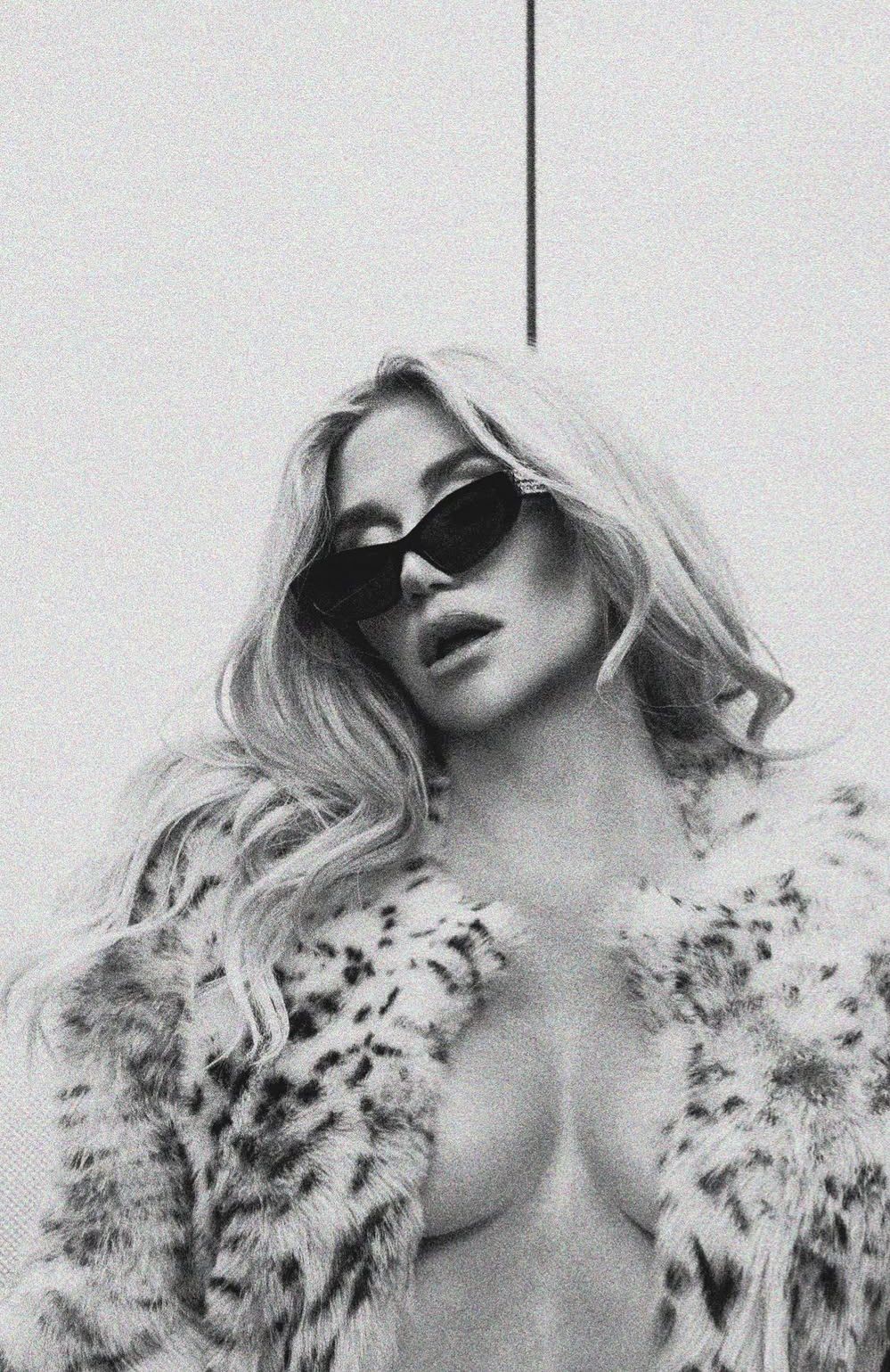 Kesha ousa em look em novas fotos no elevador
