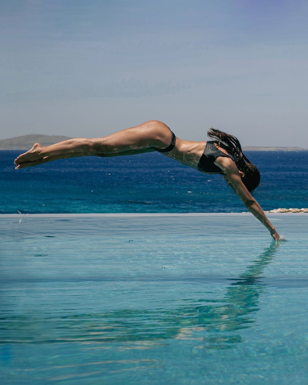 Izabel Goulart aproveita dia de sol para se refrescar na piscina