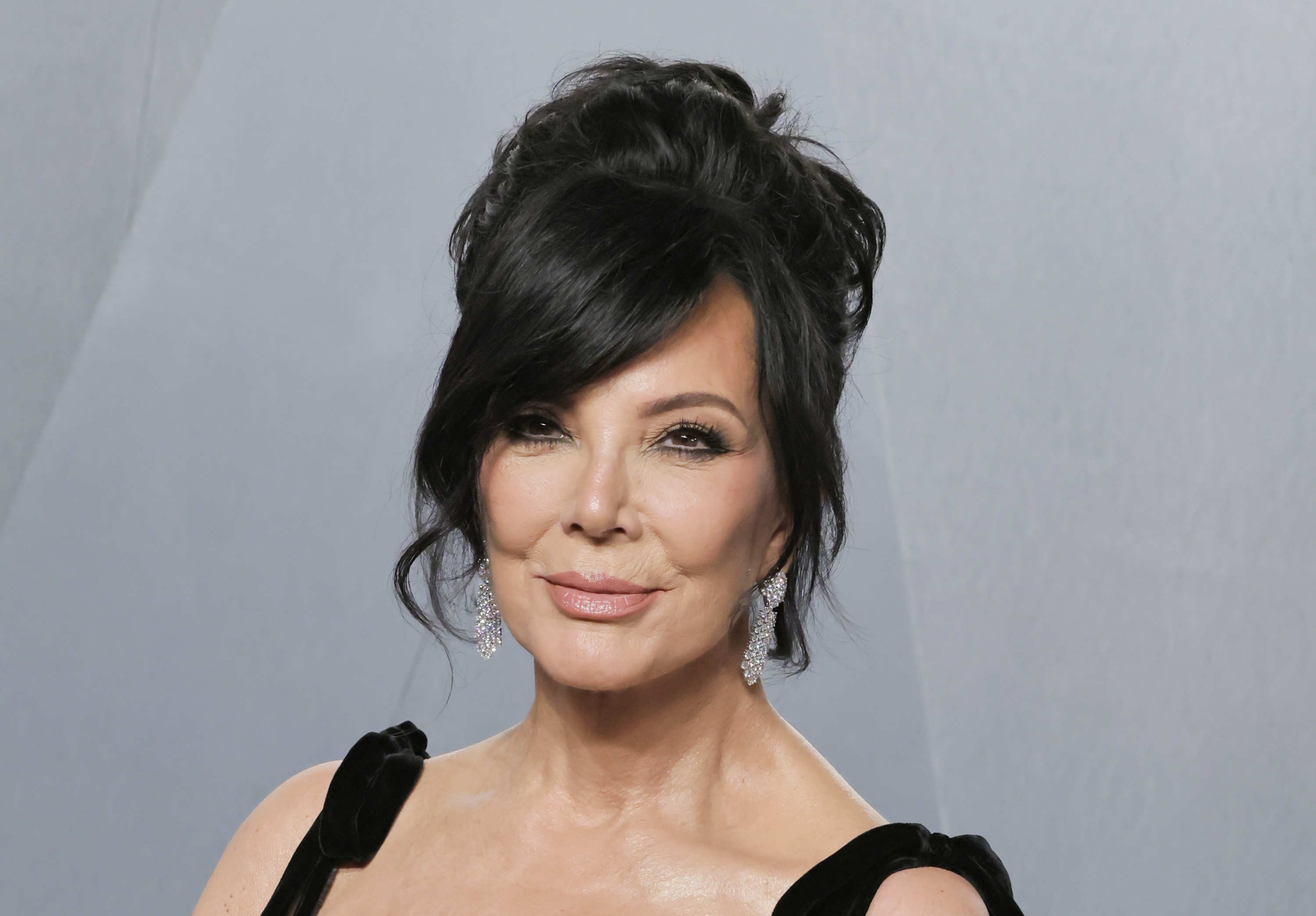 Kris Jenner nega insatisfação com plástica e defende cirurgião: 