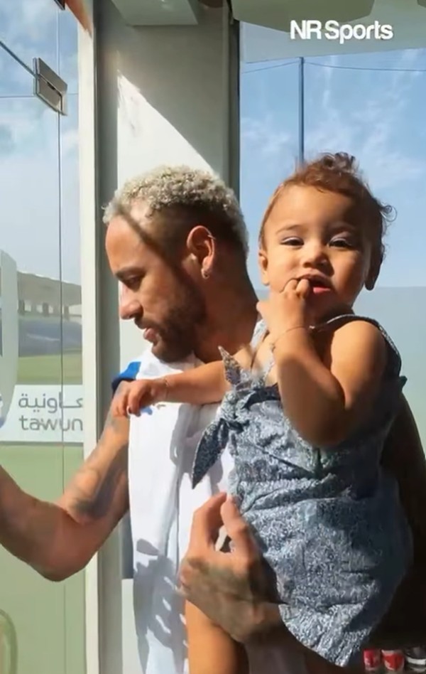 Neymar exibe rotina de fisioterapia ao lado da filha, Mavie: "Bem  acompanhado no treino de hoje" | Celebridades | Vogue