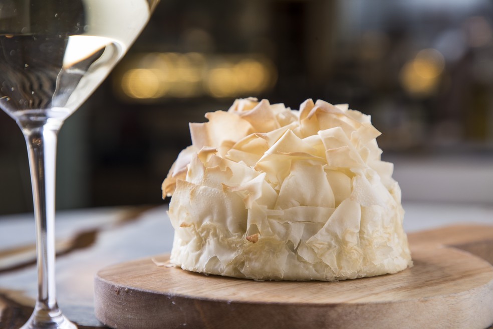 Torta de bacalhau, alho poro, couve e azeitonas verdes de A Casa de Antonia — Foto: Ricardo D'Angelo / Divulgação