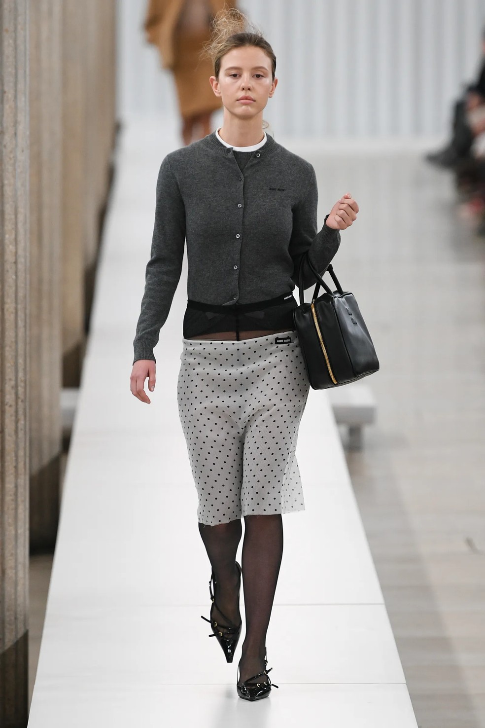 Mia Goth para a coleção de inverno 2023 da Miu Miu — Foto: Launchmetrics/Spotlight
