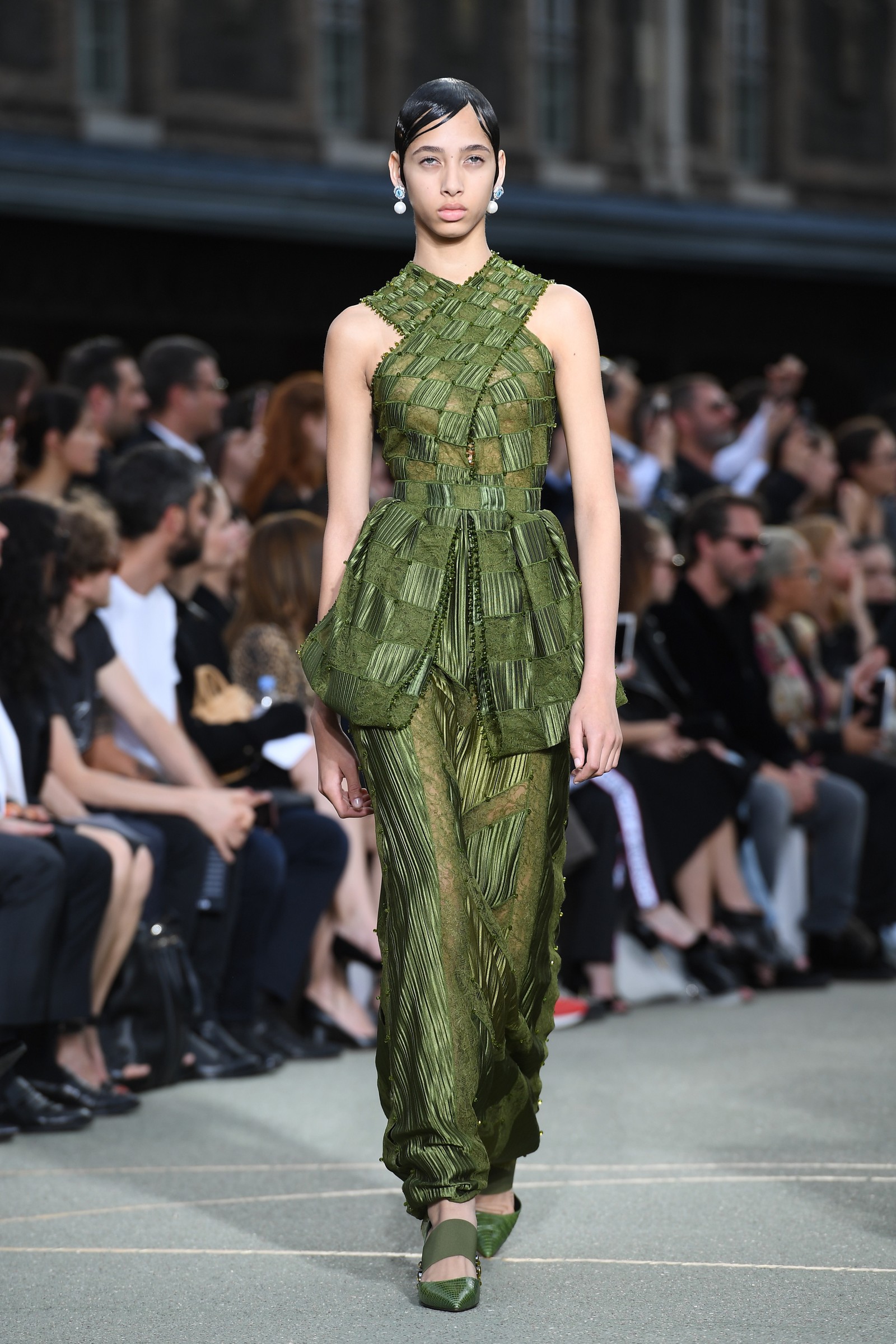 Givenchy inclui looks femininos na temporada masculina