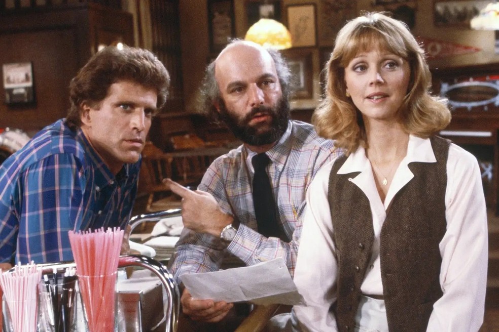 Da esquerda para a direita: Ted Danson, James Burrows e Shelley Long no set de filmagem de 'Cheers'. — Foto: Banco de fotos da NBCU