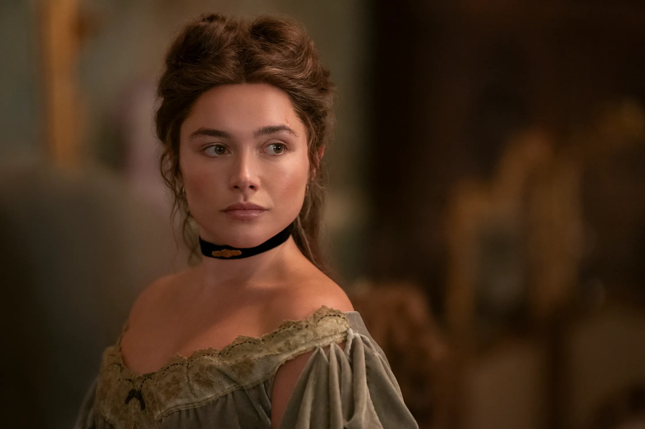 A história por trás dos requintados figurinos de época de Florence Pugh em A Leste do Éden