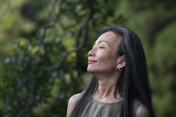 A melhor rotina de skincare na perimenopausa, segundo dermatologistas