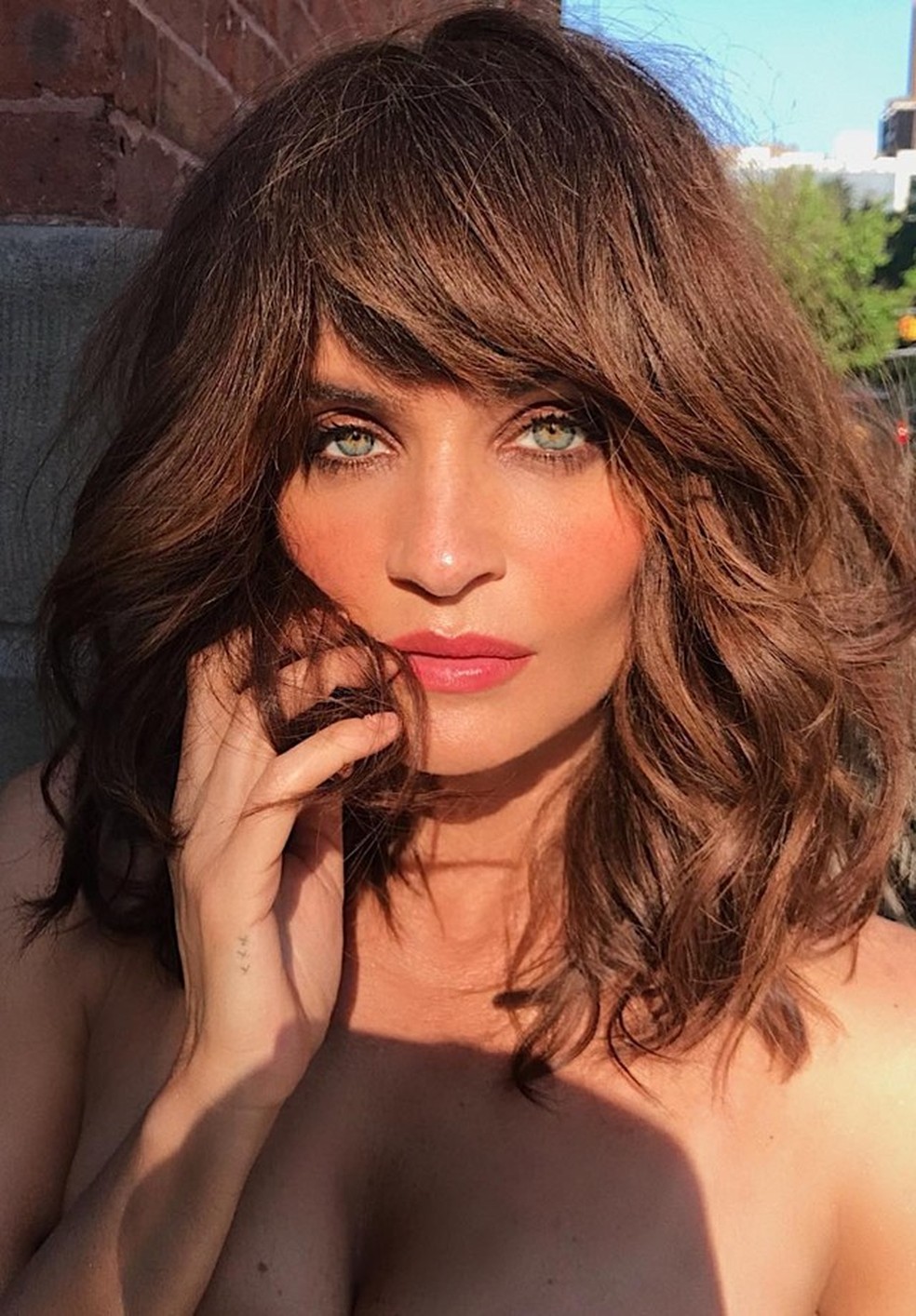 Aos 49 anos, Helena Christensen posa de topless
