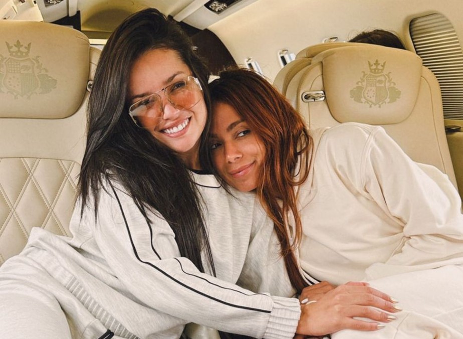 Anitta imita Juliette em vídeo, depois de ex-BBB fazer o mesmo com a cantora (Foto Reprodução/ Vogue)