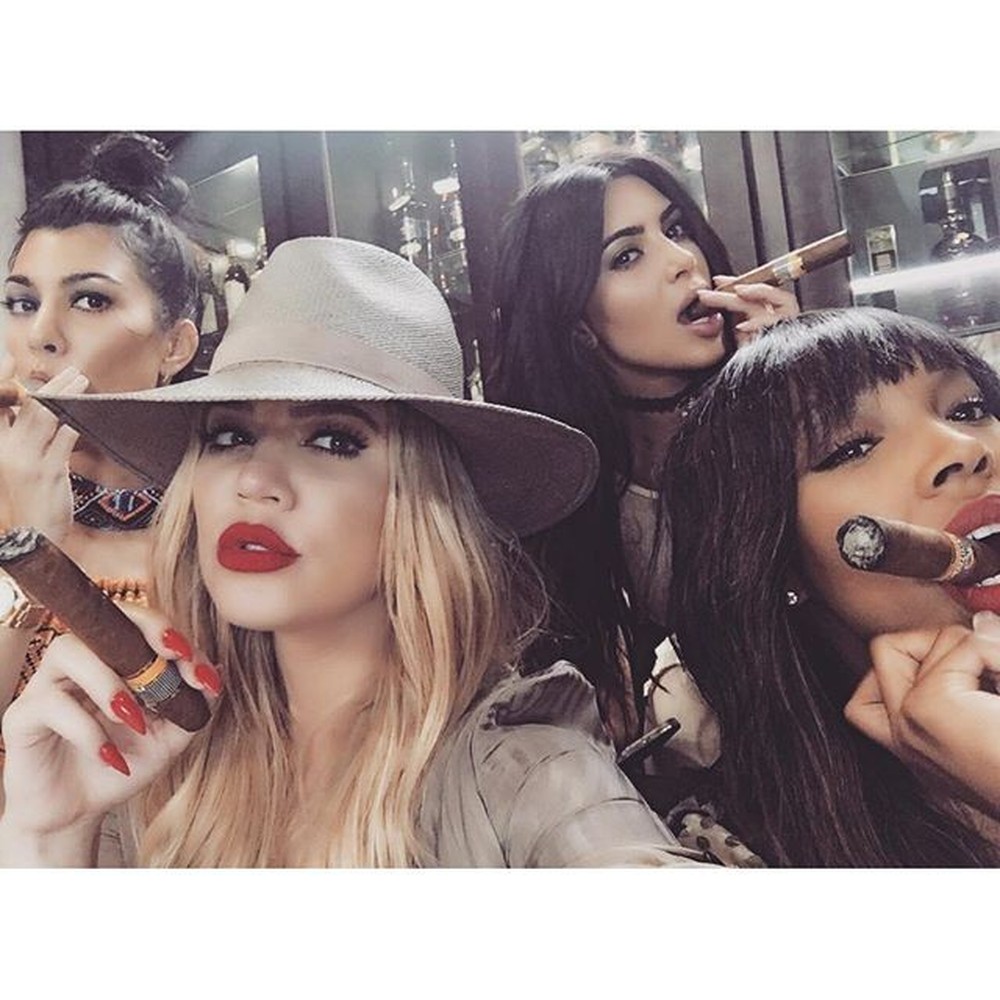 Kim, Khloé e Kourtney posam com charutos em Cuba Celebridades Vogue