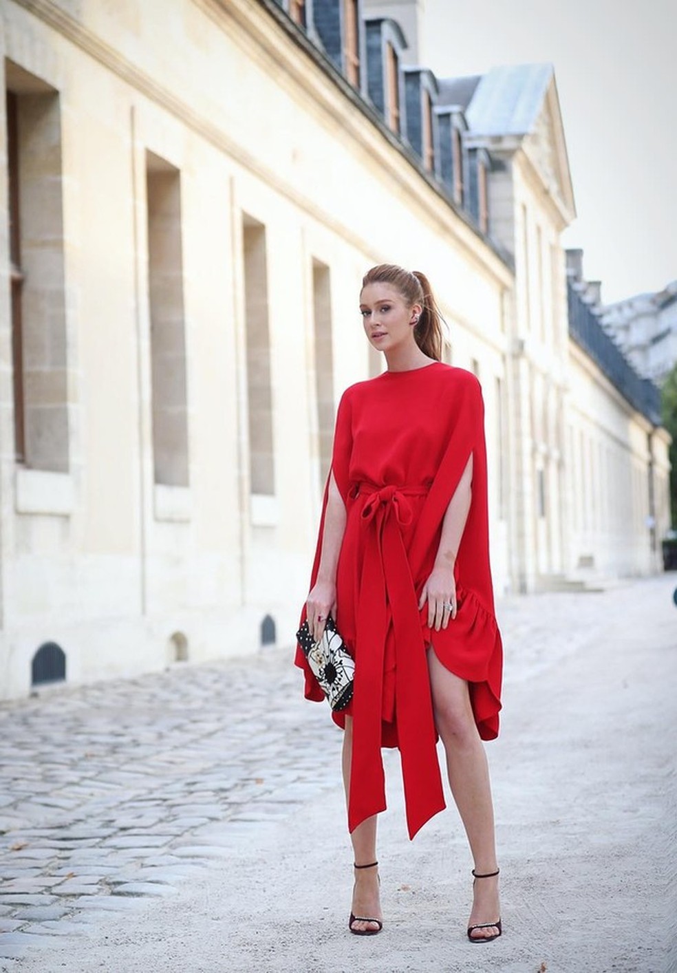Lady in red! Marina Ruy se despede de Paris em desfile da Valentino
