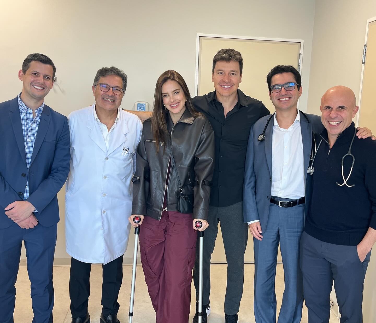 Vera Viel exalta médicos em foto na web: "Instrumentos de milagre"