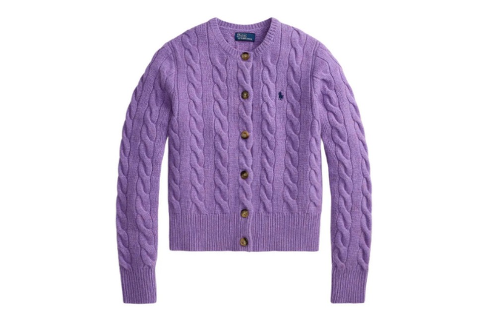 Cardigan de tricô roxo, Polo Ralph Lauren - Preço sugerido: R$ 3.197 — Foto: Reprodução
