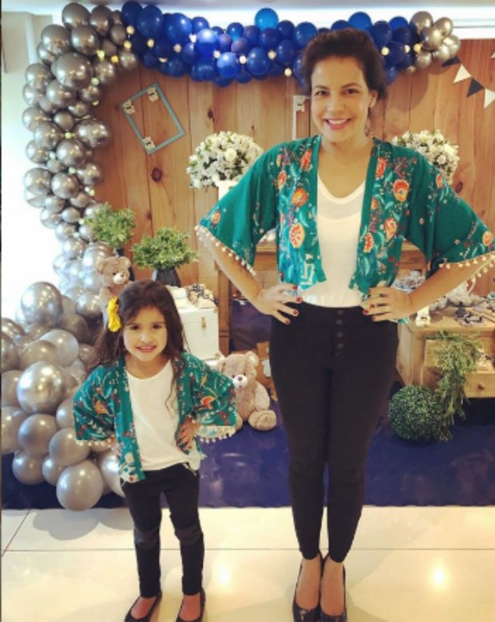 N vea Stelmann e filha posam com roupas id nticas