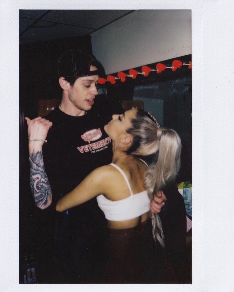 Ariana Grande e Pete Davidson (Foto: Reprodução/Instagram) — Foto: Vogue