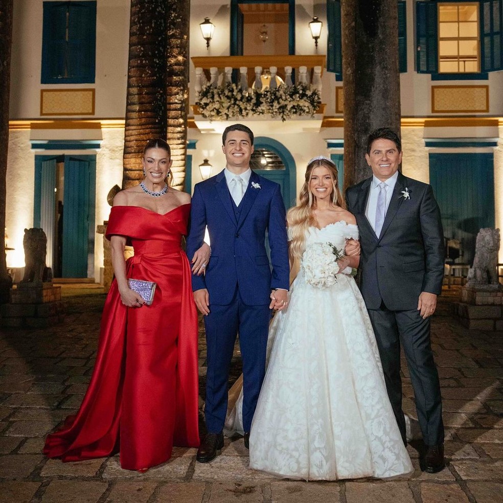 Elaine Mickely abre álbum de fotos de casamento do filho, Luigi César