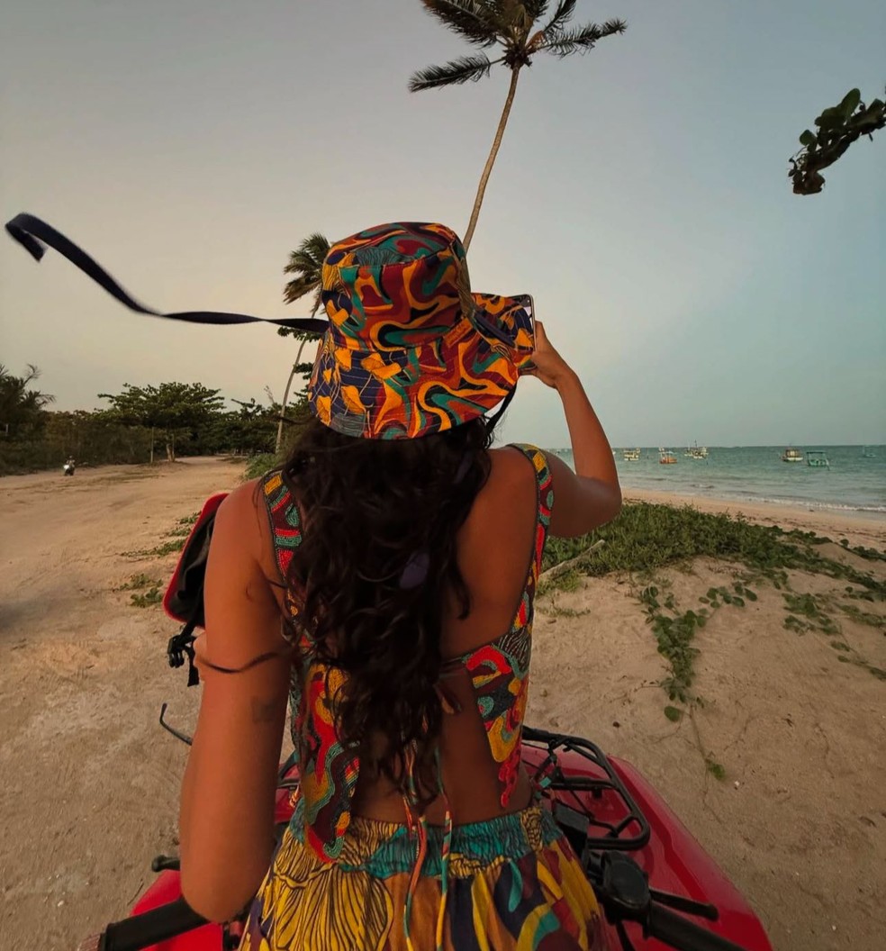 Bruna Marquezine posa em praia — Foto: Reprodução/Instagram