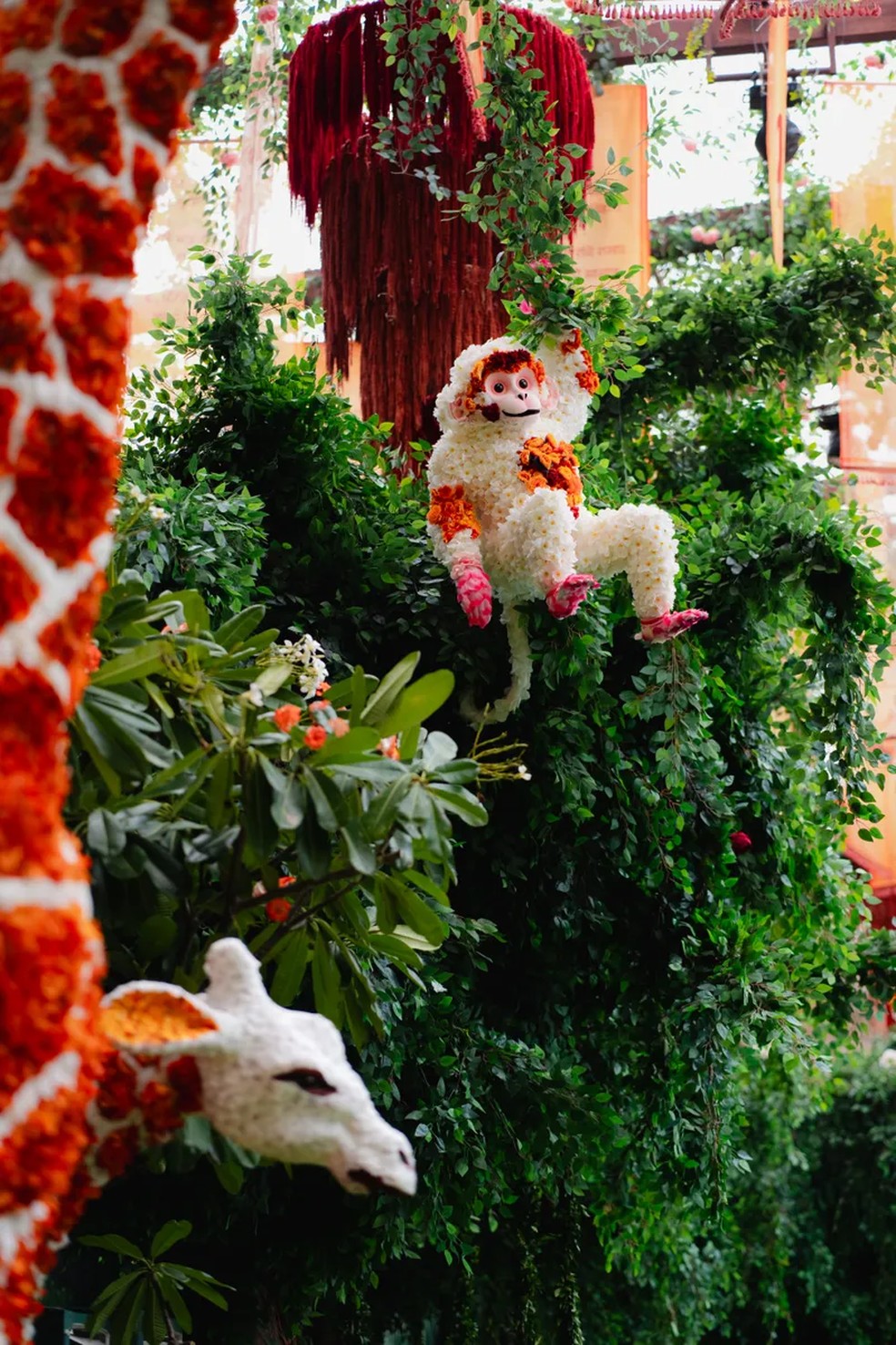 "Uma girafa e um macaco feito de flores" — Foto: Joseph Radhik