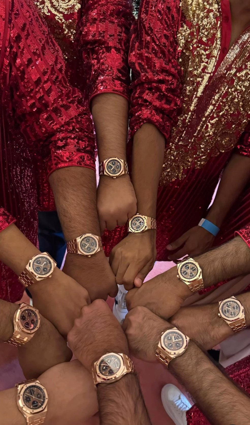 Lembrança de casamento de filho do homem mais rico da Ásia é um relógio  de ouro de em mais de um milhão e meio de reais — Foto: reprodução/instagram