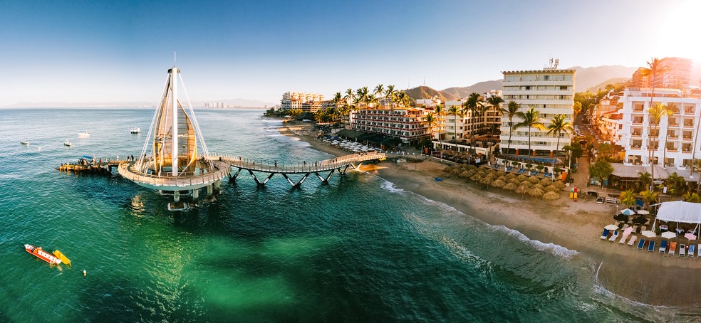 Puerto Vallarta é um local ideal para recém-casados do mesmo sexo e abriga vários hotéis gays e clubes de praia.  — Foto: Getty Images