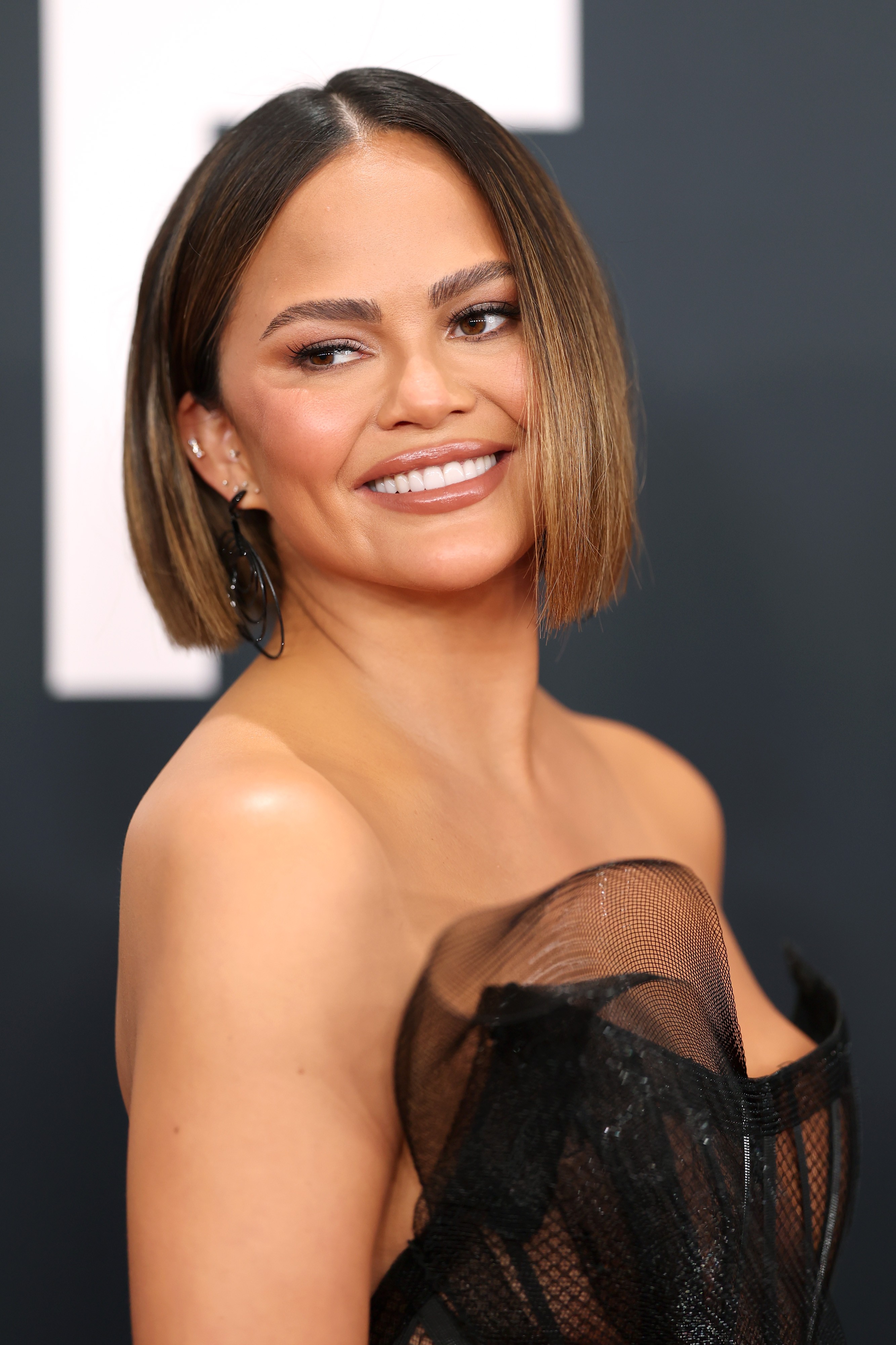 Chrissy Teigen abre o jogo sobre as transformações aos 40, do corpo às emoções