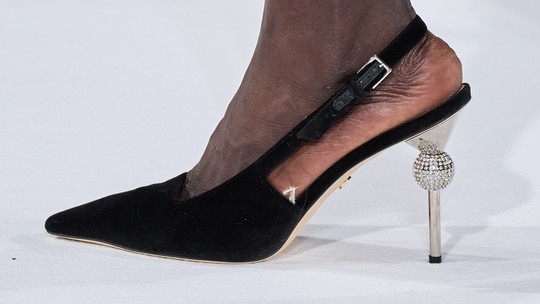 Da sapatilha ao Oxford, 5 sapatos dos anos 80 que estão de volta em 2025