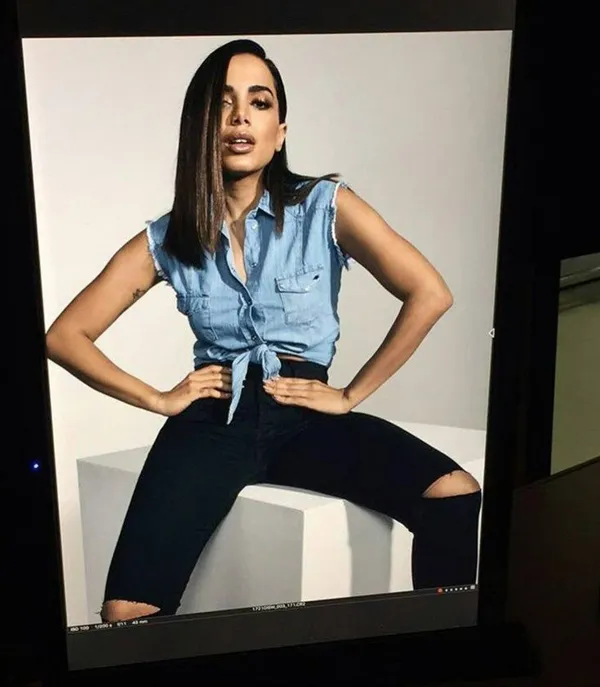 Anitta faz estreia como modelo fashion
