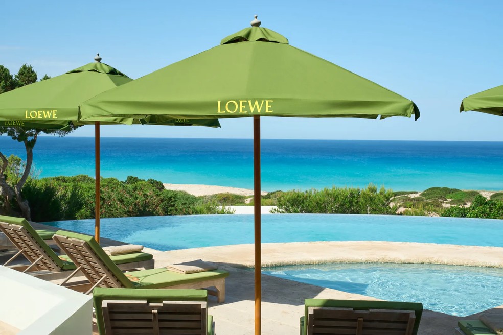 Os guarda-sóis verdes da Loewe Parfums na praia de Migjorn, em Formentera — Foto: Divulgação