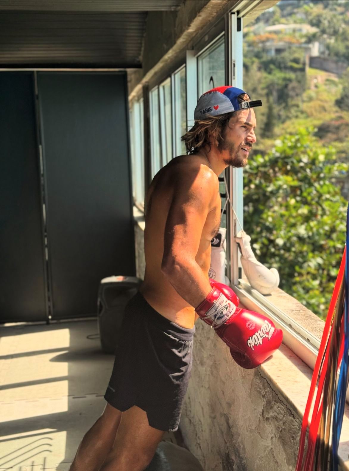 Nicolas Prattes inicia a semana com treino de boxe