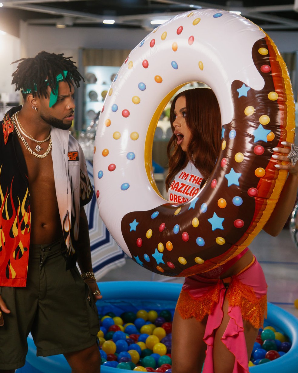 Zaac e Anitta retomam parceria em 'Mais Uma': confira os detalhes da  colaboração | Música | Vogue