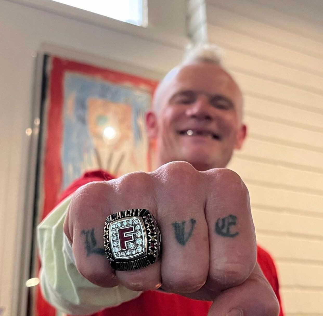 Aos 60 anos, Flea anuncia nascimento de terceiro filho